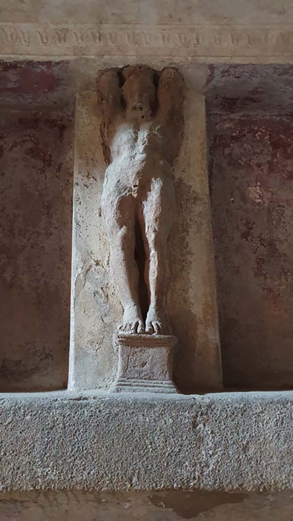 VII.5.24 Pompeii. August 2021.
Tepidarium (37), west wall, telamon separating the niches.
Foto Annette Haug, ERC Grant 681269 DÉCOR.