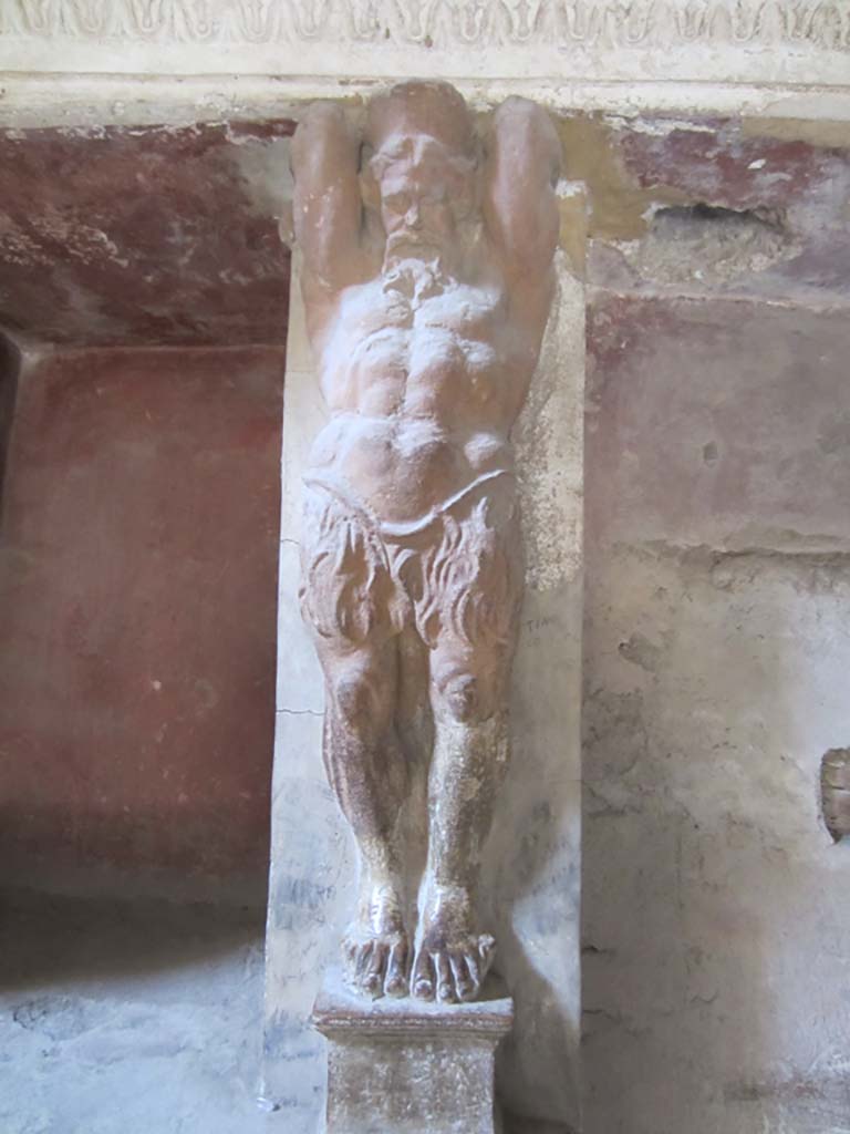 VII.5.24 Pompeii. March 2012.
Tepidarium (37), detail of a telamon from west wall on south side of doorway. Photo courtesy of Marina Fuxa.