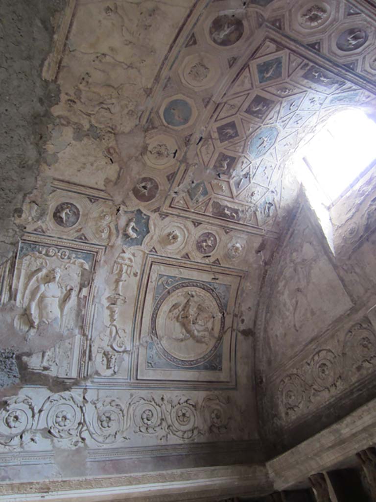 VII.5.24 Pompeii. March 2012.
Ceiling plaster stucco in south-east corner of tepidarium. Photo courtesy of Marina Fuxa.