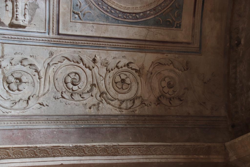 VII.5.24 Pompeii. October 2023.
Detail of ceiling plaster stucco at south end in south-east corner of tepidarium. Photo courtesy of Klaus Heese.