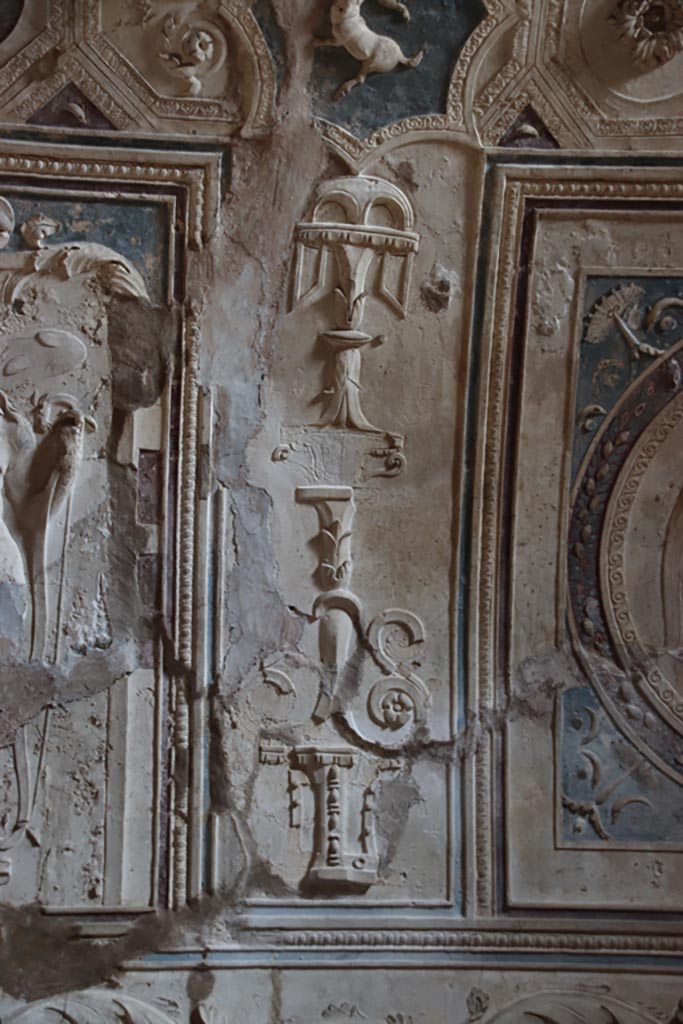 VII.5.24 Pompeii. October 2023.
Detail from stucco in south-east corner of tepidarium. Photo courtesy of Klaus Heese.