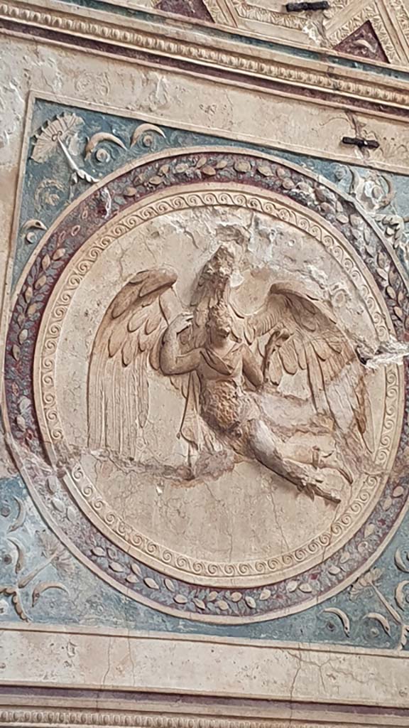 VII.5.24 Pompeii. August 2021.
Detail of ceiling plaster stucco in south-east corner of tepidarium.
Foto Annette Haug, ERC Grant 681269 DÉCOR.