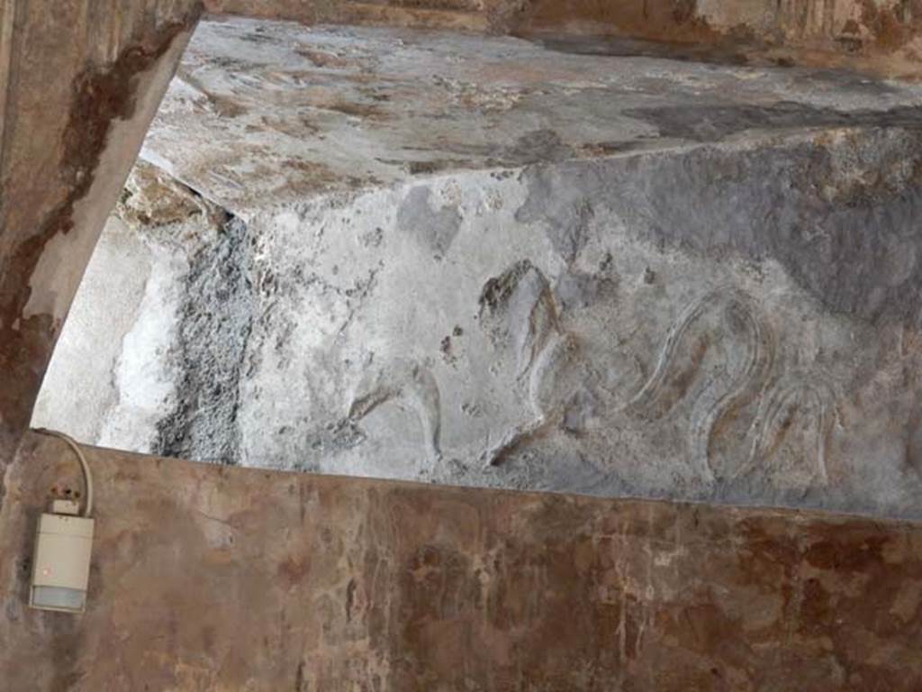 VII.5.24 Pompeii. May 2015. Detail of stucco from window in west wall of Caldarium (39). Photo courtesy of Buzz Ferebee.