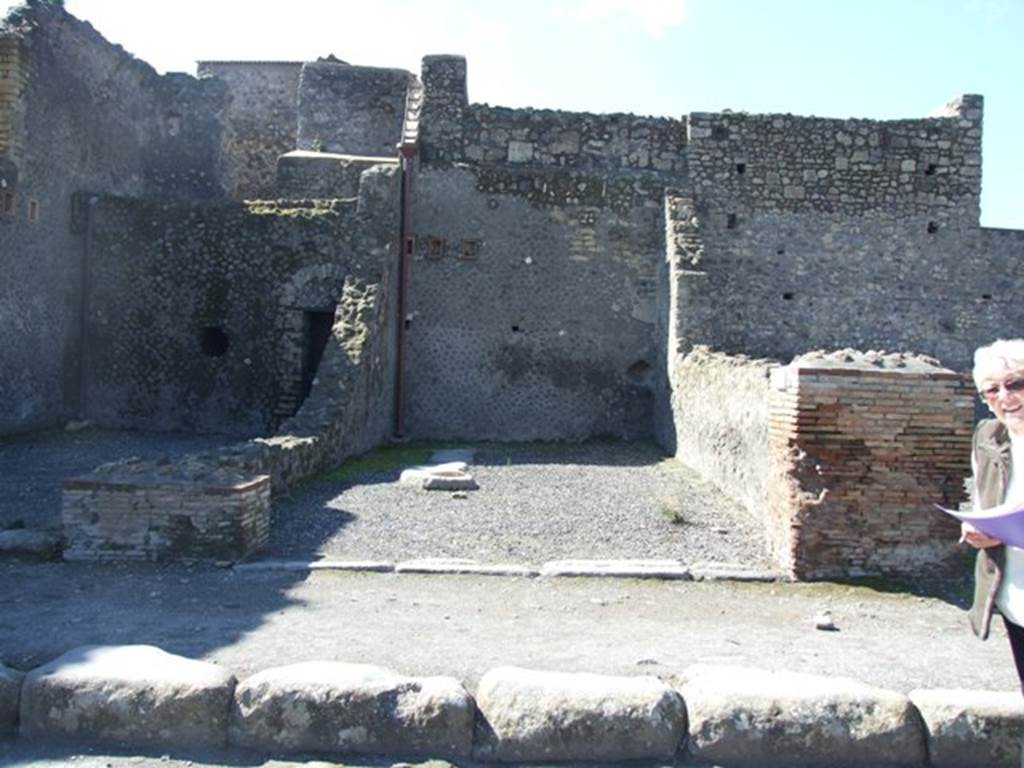 VII.5.26 Pompeii.  March 2009.  Looking west to workshop (centre), on Via del Foro. Found in September 1823, written on the pilasters to the left and right of the entrance were �
Marcellum
aed(ilem)  rog(at)     [CIL IV 524]
Pansam  aed(ilem)  o(ro)  v(os)  f(aciatis)
et  Popidium     [CIL IV 525]
C(aium)  Calventium  II vir(um)
Sittium  Magnum  o(ro)  v(os)  f(aciatus)     [CIL IV 526]
M(arcum)  C(asellium)  M(arcellum)
aed(ilem)       [CIL IV 527]
See Pagano, M. and Prisciandaro, R., 2006. Studio sulle provenienze degli oggetti rinvenuti negli scavi borbonici del regno di Napoli. Naples : Nicola Longobardi. 
(p. 127)

