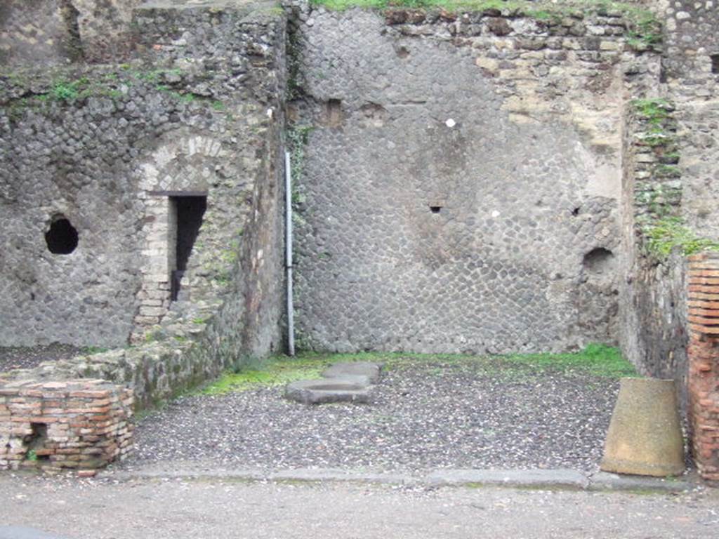 VII.5.26 Pompeii. December 2005. Entrance, looking west. For photographs, Fig 22 and 23 on pages 141-2 and description  See Associazione Internazionale Amici di Pompei: Quaderni di Studi Pompeiani, 1/2007.
Barattolo, A and Romaldi, F: Insula VII.5 � Una rilettura ragionata dei documenti grafici. (p.127-146)
