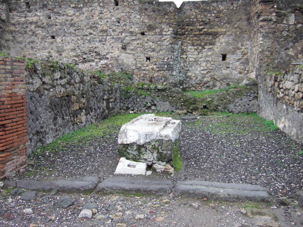 VII.5.28 Pompeii. December 2005. Remains of shop counter in middle.   
See Associazione Internazionale Amici di Pompei: Quaderni di Studi Pompeiani, 1/2007. Barattolo, A and Romaldi, F: Insula VII.5 � Una rilettura ragionata dei documenti grafici. (p.127-146, Fig 24)
