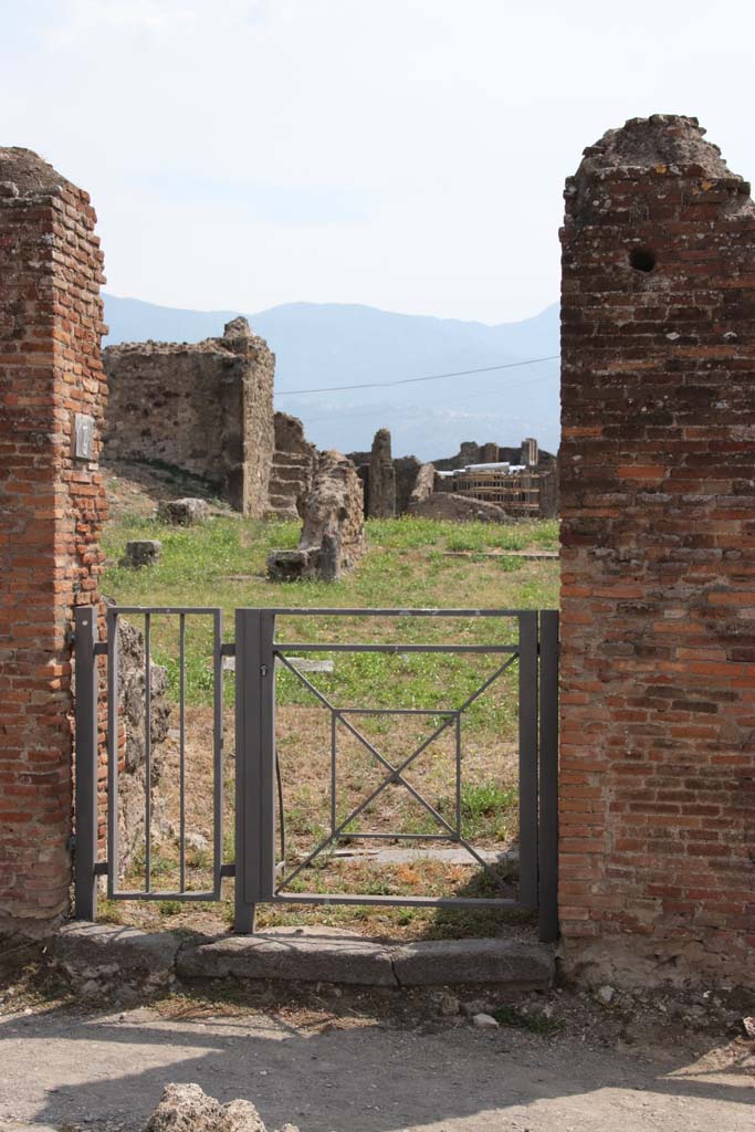 VII.6.7 Pompeii. September 2021.
Looking south through entrance doorway. Photo courtesy of Klaus Heese.