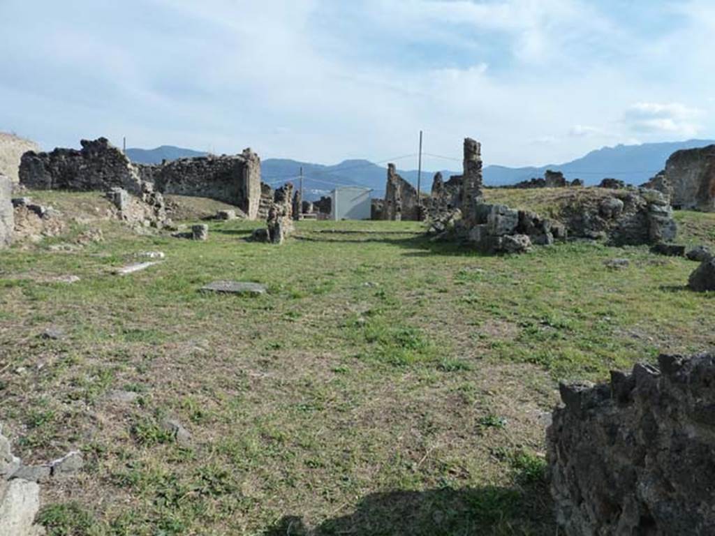 VII.6.7 Pompeii. September 2015. Looking south across site of atrium from entrance doorway.