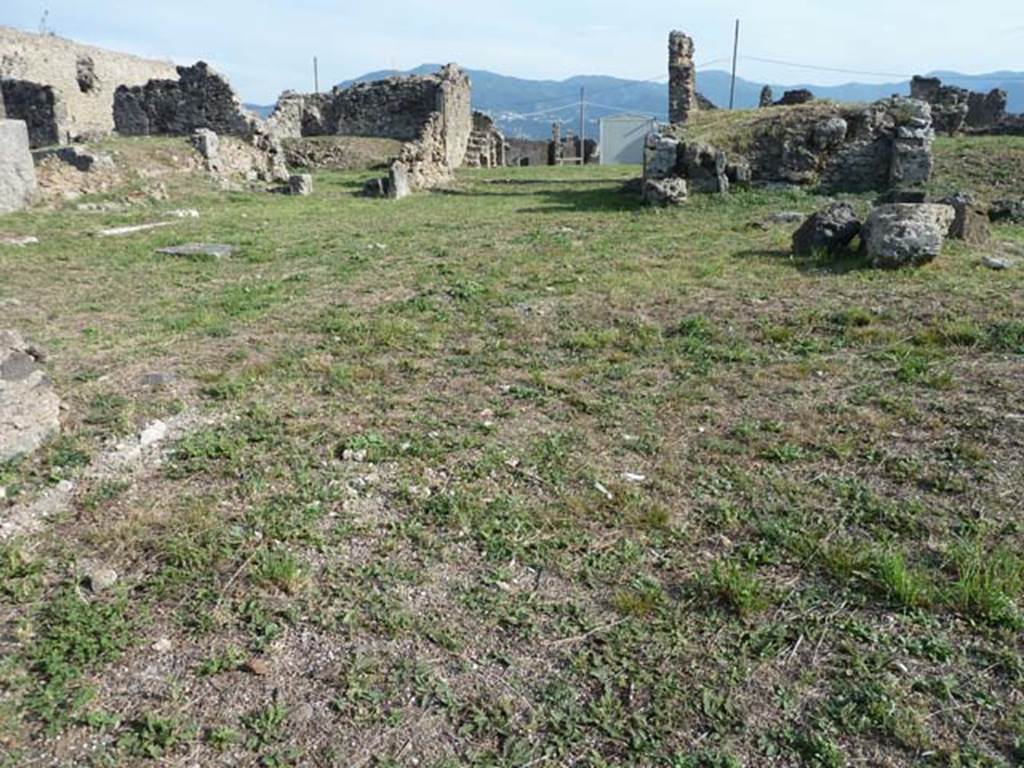 VII.6.7 Pompeii. September 2015.
Looking south from site of shop at VII.6.6, across atrium and rooms on either side of VII.6.7.