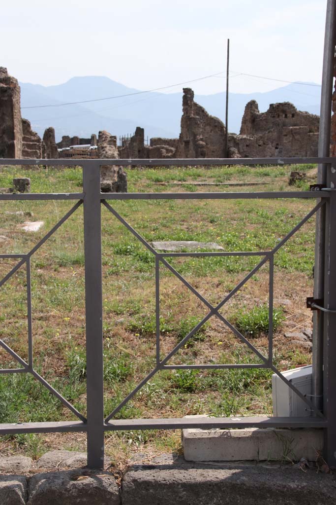 VII.6.7 Pompeii. September 2021.
Looking south-west towards tablinum, from west side of shop doorway at VII.6.8. Photo courtesy of Klaus Heese.