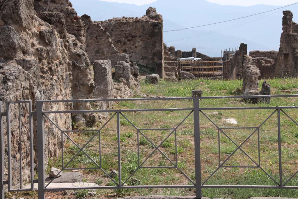 VII.6.9 Pompeii, on left. September 2021.
Remains of threshold or sill leading to stairs to upper floor, on left side of entrance to shop at VII.6.8, on right. Photo courtesy of Klaus Heese.