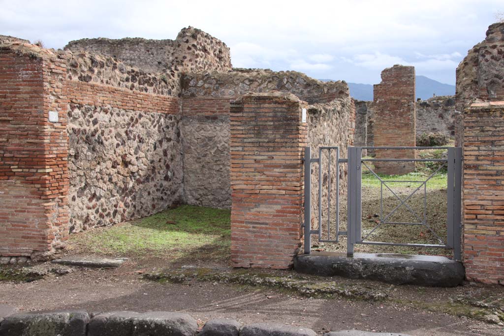 VII.6.11, on right, and VII.6.12, on left. October 2020. Looking south towards atrium, from entrance. Photo courtesy of Klaus Heese.