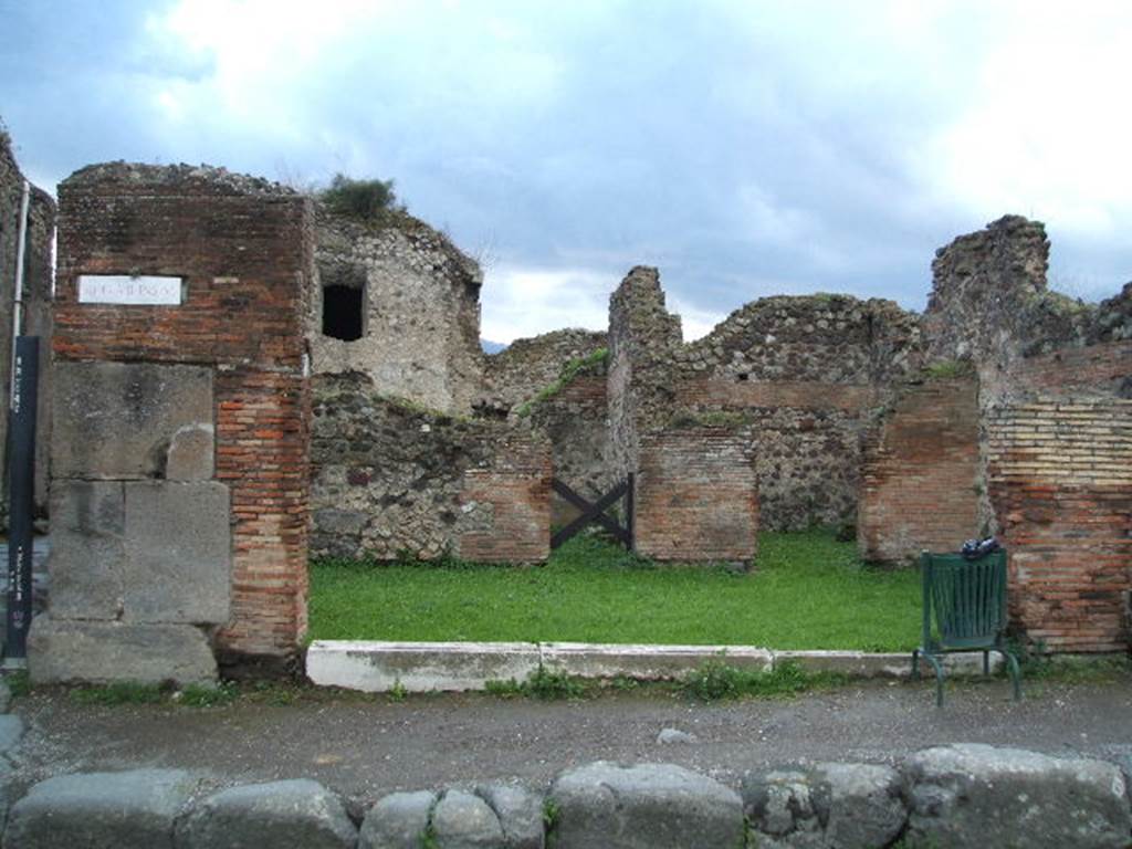 VII.6.14 Pompeii. December 2004. Entrance, looking south. According to Fiorelli, this shop had 3 large urns buried into the floor, a room at the rear, and a door that led into VII.6.15 in the vicolo to the east. See Pappalardo, U., 2001. La Descrizione di Pompei per Giuseppe Fiorelli (1875). Napoli: Massa Editore. (p.160). According to Eschebach, these 3 large dolia were on the west (right) of the shop. No sign remains of them. See Eschebach, L., 1993. Gebäudeverzeichnis und Stadtplan der antiken Stadt Pompeji. Köln: Böhlau. (p.294) According to Garcia y Garcia, the 3 large urns seen by Fiorelli, were found destroyed after the bombing. See Garcia y Garcia, L., 2006. Danni di guerra a Pompei. Rome: L’Erma di Bretschneider. (p. 102)