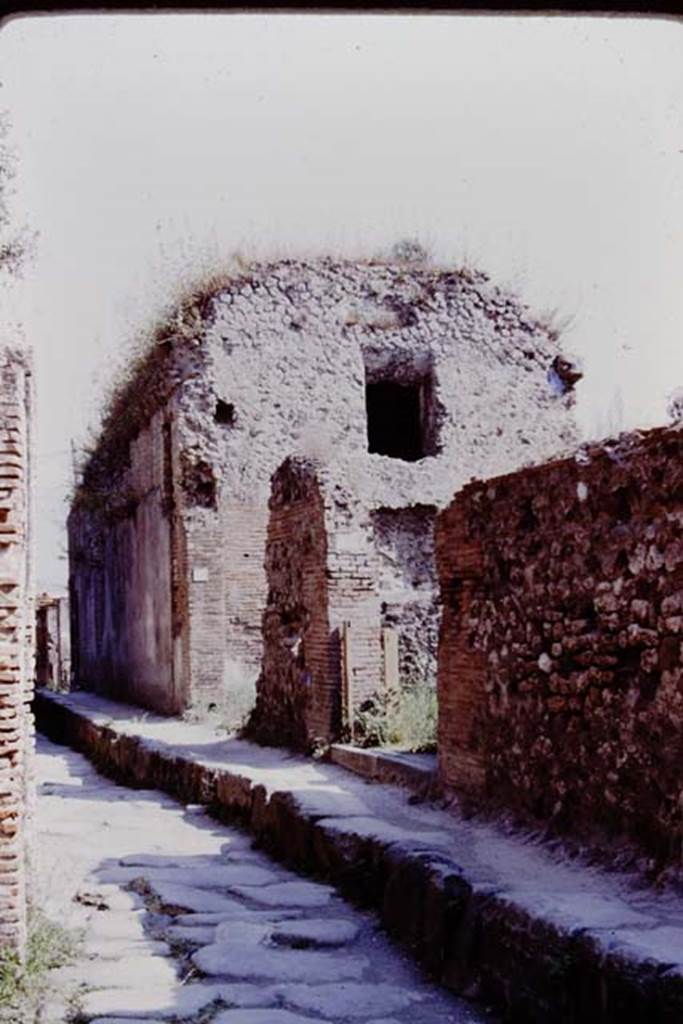 VII.6.15 Pompeii. 1980. Looking south towards VII.6.17, VII.6.16 and VII.6.15, on right. 
Photo by Stanley A. Jashemski.   
Source: The Wilhelmina and Stanley A. Jashemski archive in the University of Maryland Library, Special Collections (See collection page) and made available under the Creative Commons Attribution-Non Commercial License v.4. See Licence and use details. J80f0215
