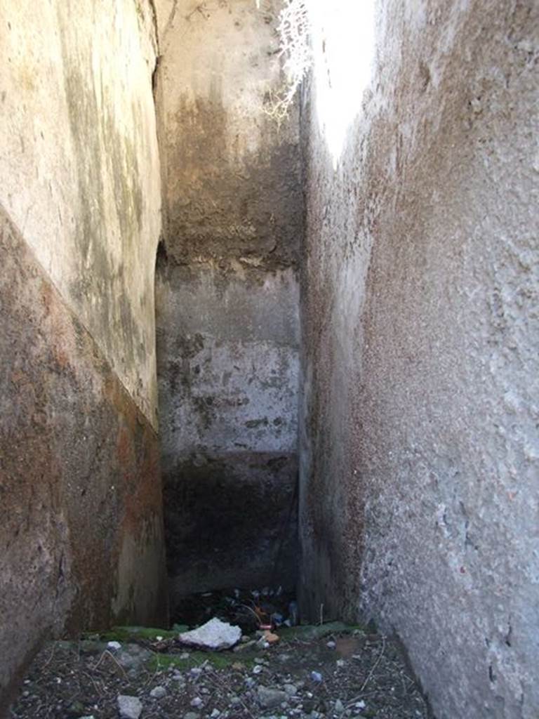VII.6.17 Pompeii. March 2009. Stairs down. According to Liselotte Eschebach these gave access to a large stopcock which turned the flow on and off. See Eschebach, L., 1993. Geb�udeverzeichnis und Stadtplan der antiken Stadt Pompeji. K�ln: B�hlau. (p. 41).