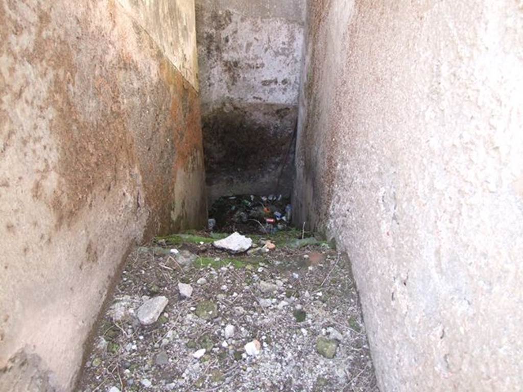 VII.6.17 Pompeii. March 2009. Stairs down. According to Liselotte Eschebach there were three turns of stairs. See Eschebach, L., 1993. Geb�udeverzeichnis und Stadtplan der antiken Stadt Pompeji. K�ln: B�hlau. (p. 41).