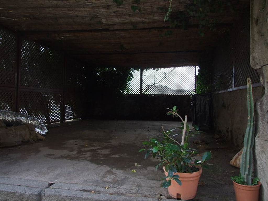 VII.6.22 Pompeii. December 2006. Room of caupona. According to Eschebach, at the rear on the right was a small room together with another that was the kitchen. On the left was a doorway leading to VII.6.25.
See Eschebach, L., 1993. Geb�udeverzeichnis und Stadtplan der antiken Stadt Pompeji. K�ln: B�hlau.(p.295)
