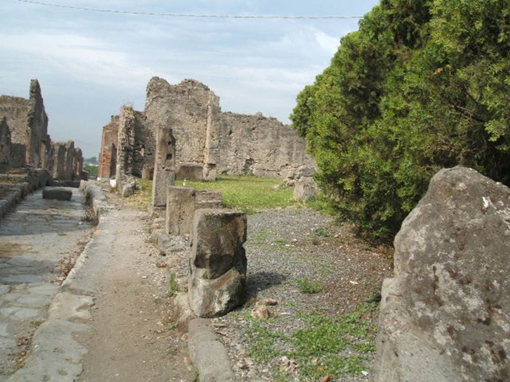 VII.6.24 Pompeii. May 2005. Looking west along entrance towards site of west wall. According to Boyce, in the west wall of the corner thermopolium at VII.6.23/24, there was a rectangular niche. It was called �la nicchia dei Penati� by Fiorelli.
See Boyce G. K., 1937. Corpus of the Lararia of Pompeii. Rome: MAAR 14. (p.67, no.290) 
