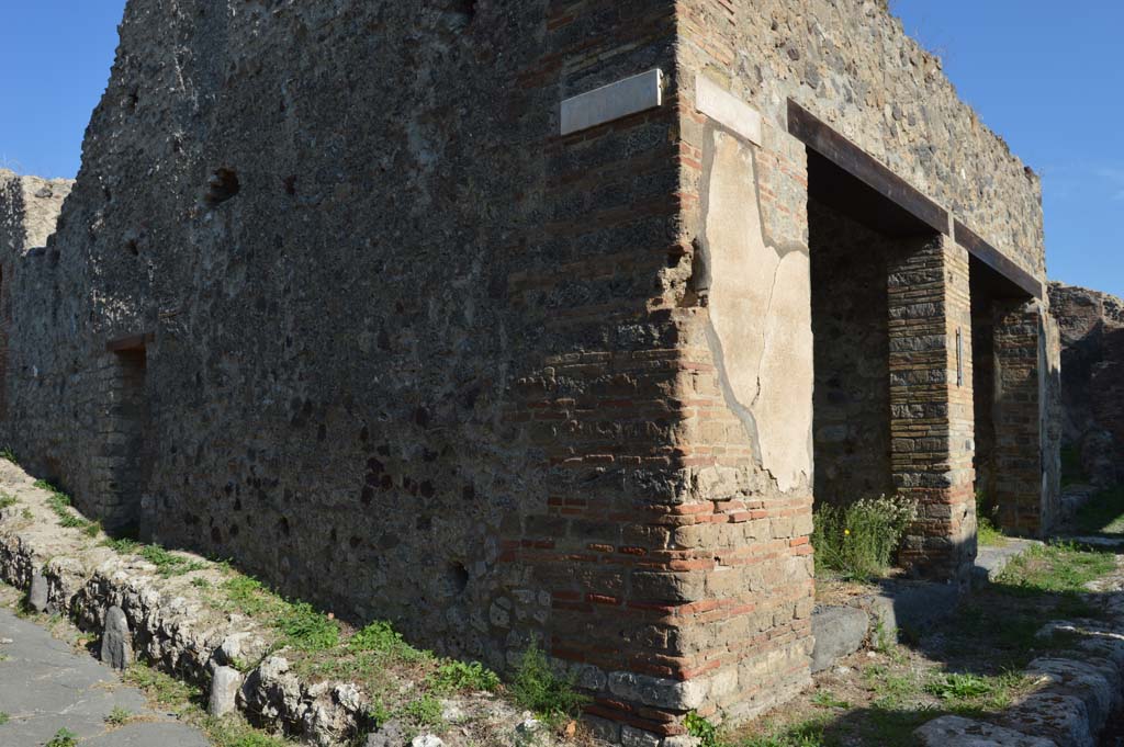 Vicolo del Farmacista, east wall, Pompeii. October 2017. 
Looking towards doorway at VII.6.36, on left, with VII.6.35/34 on corner junction with Vicolo dei Soprastanti, on right.
Foto Taylor Lauritsen, ERC Grant 681269 D�COR.

