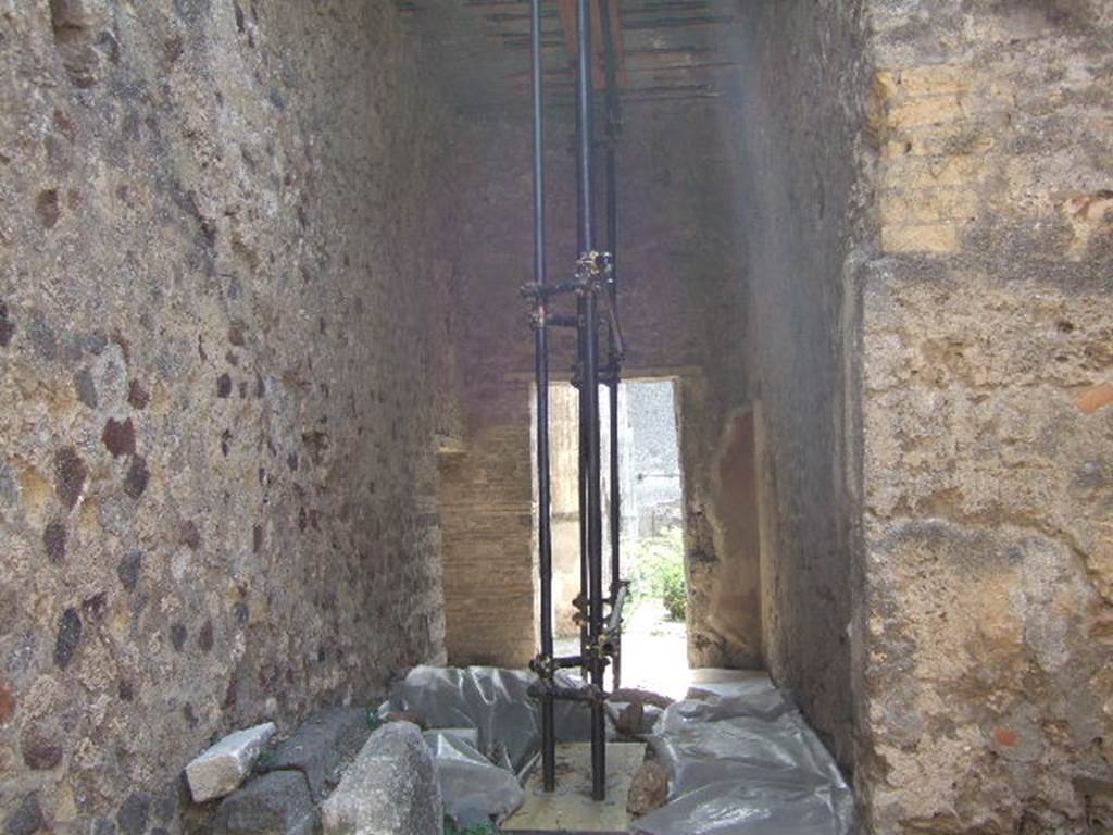 VII.7.5 Pompeii. September 2005. Looking south along corridor (r) leading to peristyle (l).
