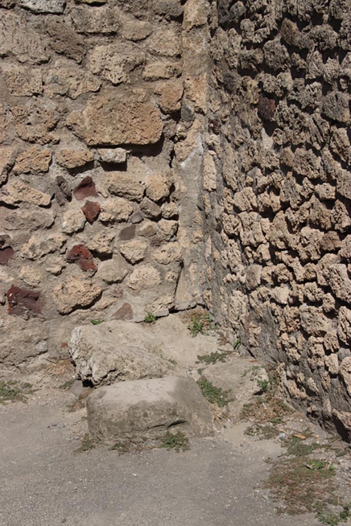 VII.7.6 Pompeii. October 2023.
North-east corner of shop-room, detail. Photo courtesy of Klaus Heese.