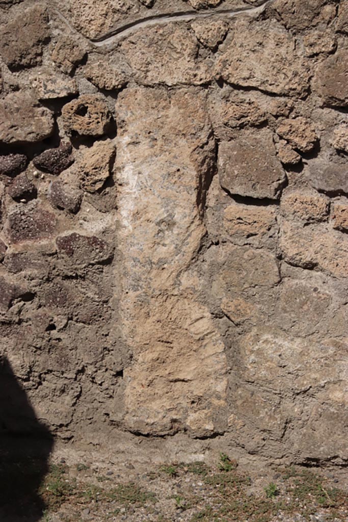 VII.7.7 Pompeii. October 2023.
Detail in north wall of shop-room. Photo courtesy of Klaus Heese.