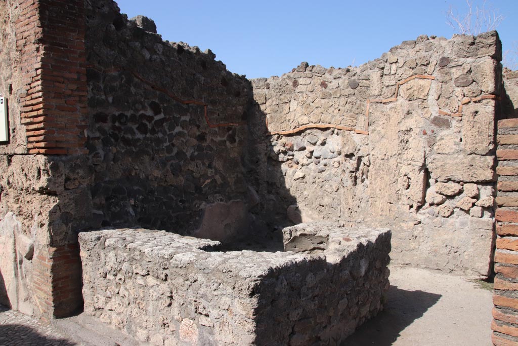 VII.7.9 Pompeii. September 2005. Looking west across two-sided counter, with remains of two urns.