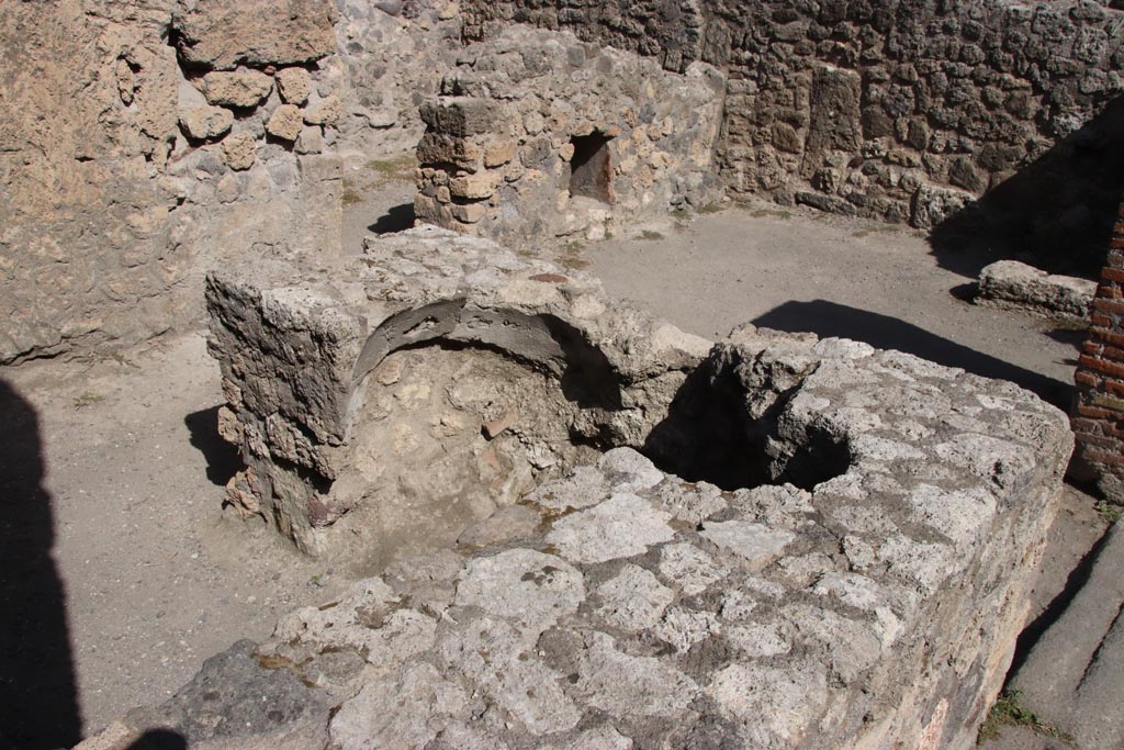 VII.7.9 Pompeii. October 2023.
Two-sided counter, with spaces where there had been two dolia/urns embedded into counter. Photo courtesy of Klaus Heese.