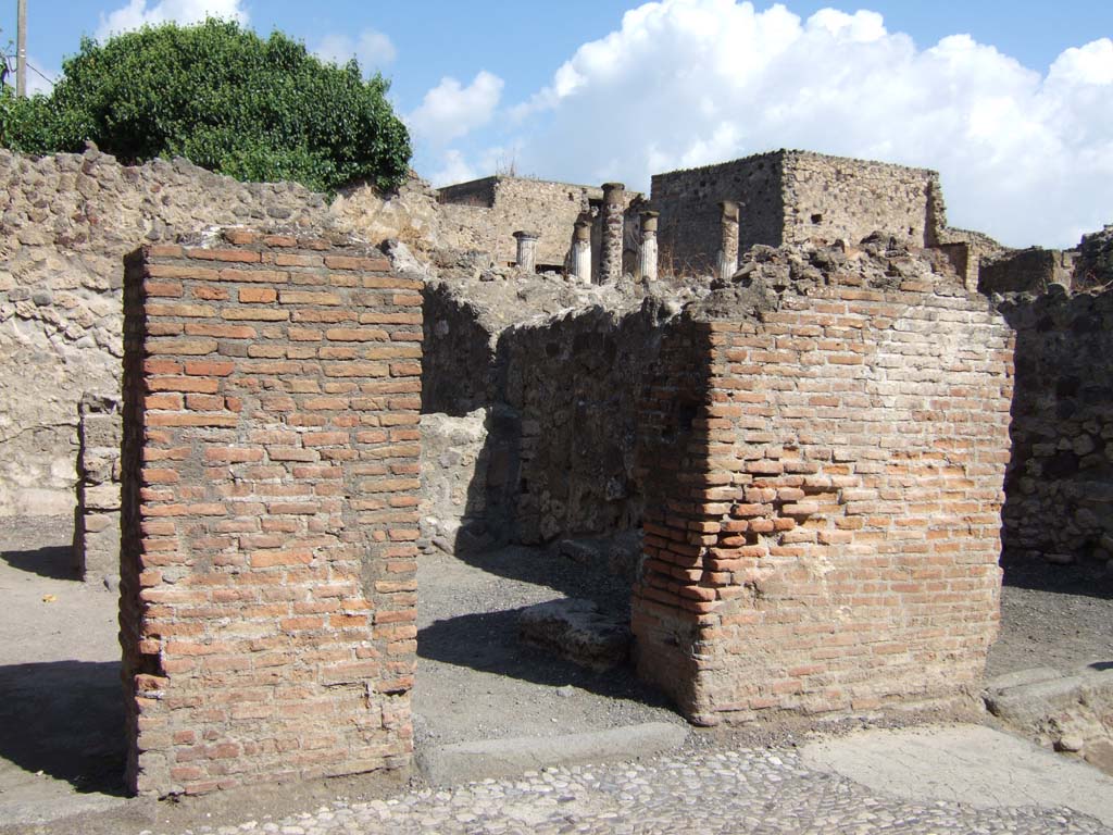 VII.7.9 Pompeii. September 2005. Looking through entrance of VII.7.8 into south-east room.