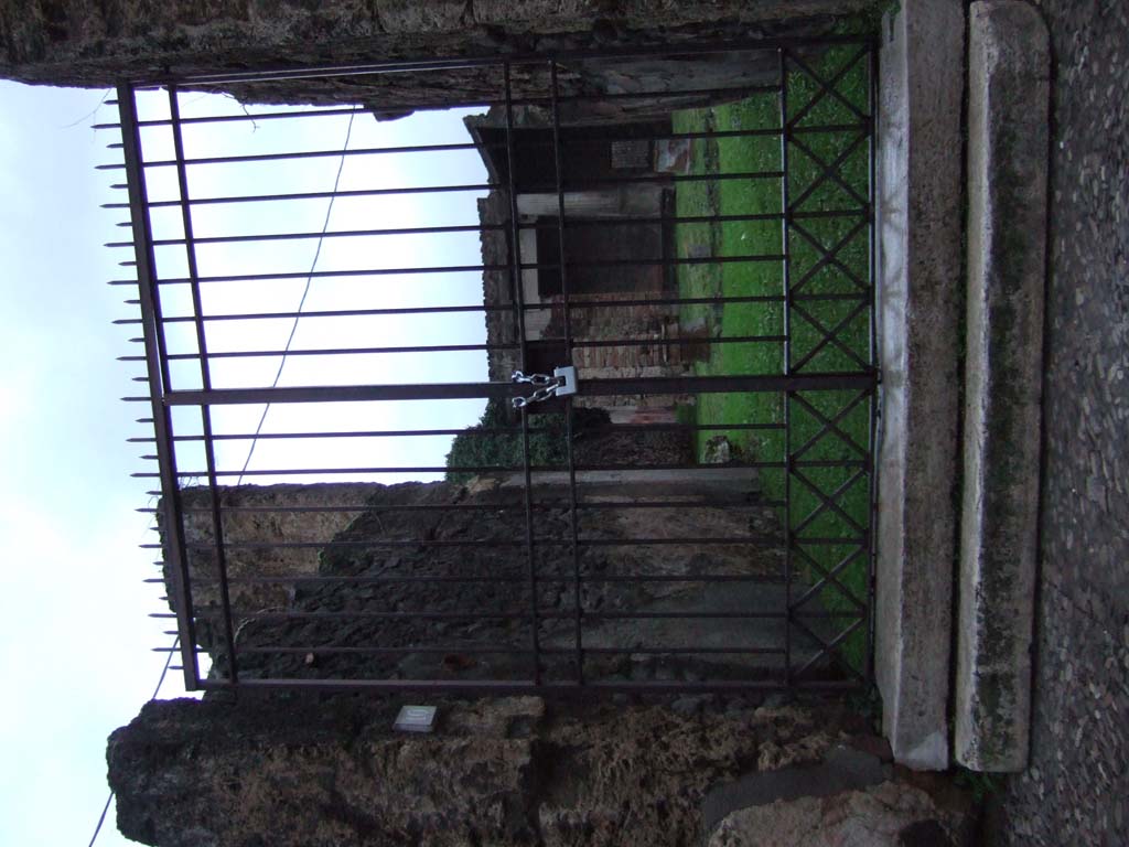 VII.7.10 Pompeii. September 2004. Looking north-east across atrium, from entrance fauces. According to Della Corte, near the oecus on the east side of the tablinum, skeletons of two men, a boy and two dogs were found. One of the adult skeletons had a gold ring on a finger on his left hand, and another of bronze with the wording FA-H. He also had a lot of money on him. Della Corte without hesitation interpreted his name as Fa(bius) H…….
See Della Corte, M., 1965.  Case ed Abitanti di Pompei. Napoli: Fausto Fiorentino. (p.218, S.43 = C.X.8058)
