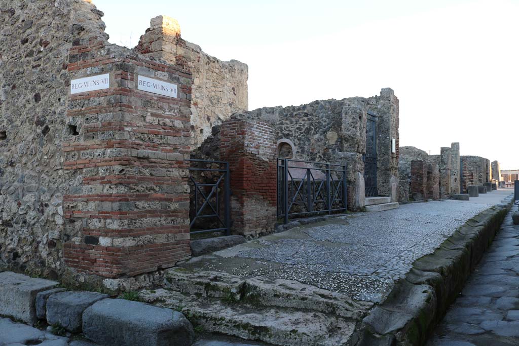 Via Marina, Pompeii, north side, with VIII.7.12, on left. December 2018.
Looking north-east along Via Marina towards VII.7.32, and Forum, on right. Photo courtesy of Aude Durand.