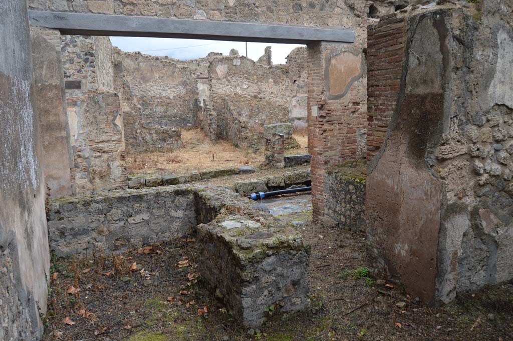 VII.7.18 Pompeii. March 2018. Looking north-east to rear of counter with hearth.
Foto Taylor Lauritsen, ERC Grant 681269 DÉCOR.