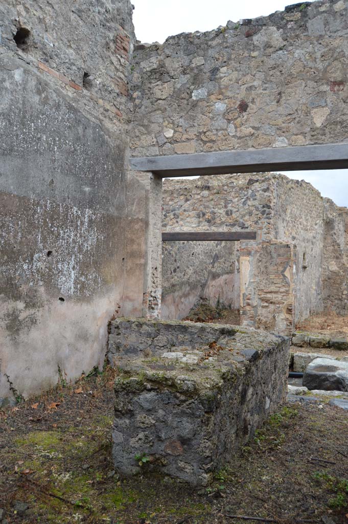 VII.7.18 Pompeii. March 2018. Looking north-west to rear of counter with hearth.
Foto Taylor Lauritsen, ERC Grant 681269 DÉCOR.