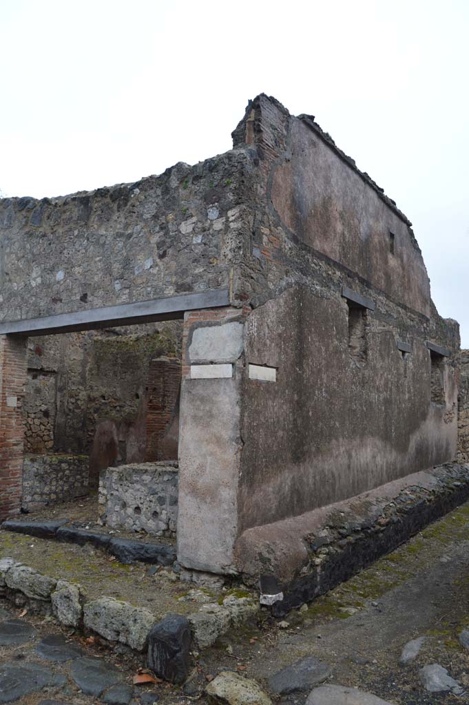 VII.7.18 Pompeii. March 2018.
Looking south-east to entrance doorway, and side wall in Vicolo del Gallo.
Foto Taylor Lauritsen, ERC Grant 681269 DÉCOR.