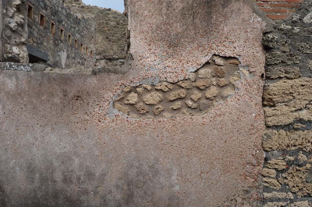 VII.7.18 side wall in Vicolo del Gallo, Pompeii. March 2018. Looking east towards side wall, and through window into triclinium.
Foto Taylor Lauritsen, ERC Grant 681269 DÉCOR.