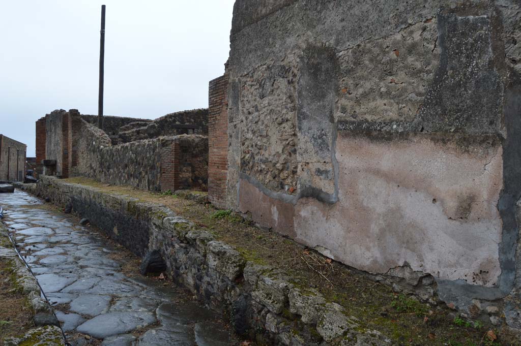 Vicolo dei Soprastanti, south side, Pompeii. March 2018.
Looking east along exterior front façade with remaining plaster, between VII.7.19, in centre and VII.7.18, on right.
Foto Taylor Lauritsen, ERC Grant 681269 DÉCOR.