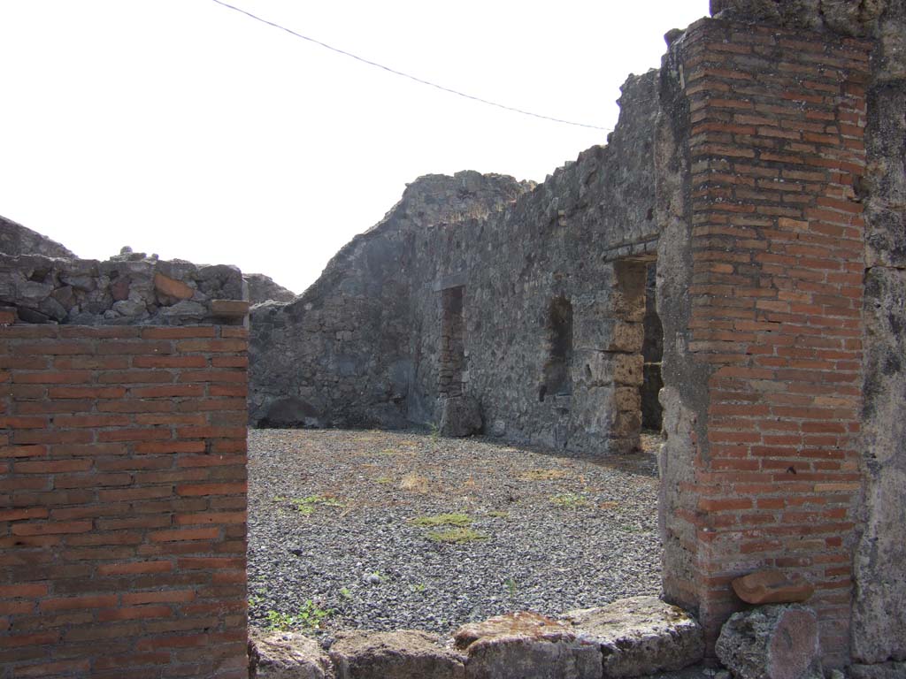 VII.7.19 Pompeii. September 2005. West side of atrium.
According to Eschebach, on the right were three doorways. In the centre would have been the doorway to the kitchen, between those of cubicula.
See Eschebach, L., 1993. Gebäudeverzeichnis und Stadtplan der antiken Stadt Pompeji. Köln: Böhlau. (p.302)