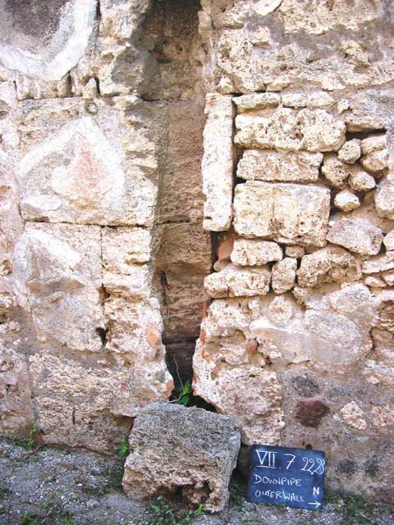 VII.7.23 Pompeii. July 2008. Looking towards outer west wall of small alley, with downpipe. Photo courtesy of Barry Hobson.