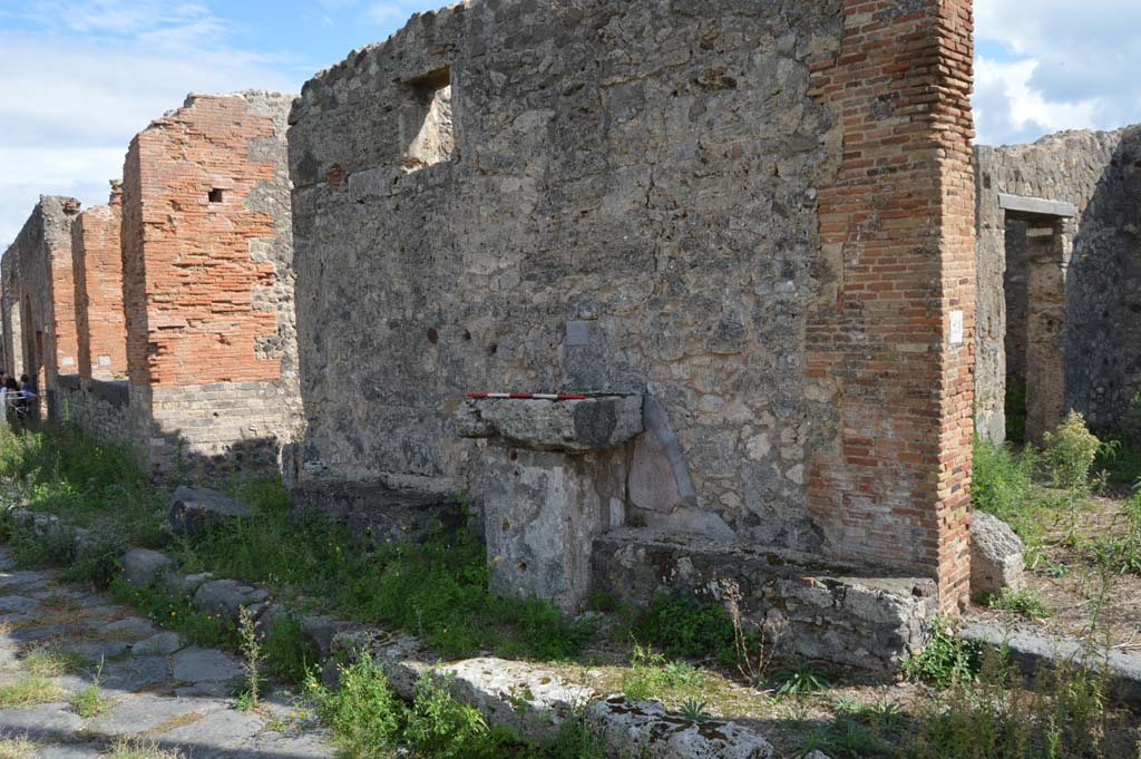 VII.7.22 Pompeii. October 2018. Looking south-east towards altar on south side of Vicolo dei Soprastanti.
Foto Taylor Lauritsen, ERC Grant 681269 D�COR.


