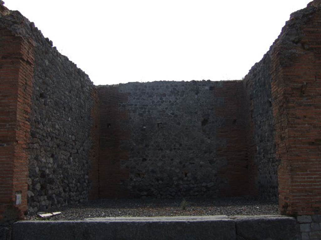 VII.7.24 Pompeii. December 2004. Looking north towards large shop, 1.30m above street level. See Eschebach, L., 1993. Geb�udeverzeichnis und Stadtplan der antiken Stadt Pompeji. K�ln: B�hlau. (p.304)
