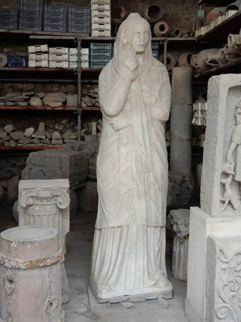 VII.7.29 Pompeii. May 2015.
Female funerary statue from the Via dei Sepolcri, near Herculaneum Gate. Photo courtesy of Buzz Ferebee.