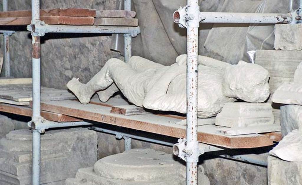 VII.7.29 Pompeii. October 2001. Plaster cast of a fugitive from the eruption, on display. He was found in 1889 just outside the Stabian Gate. Photo courtesy of Peter Woods.