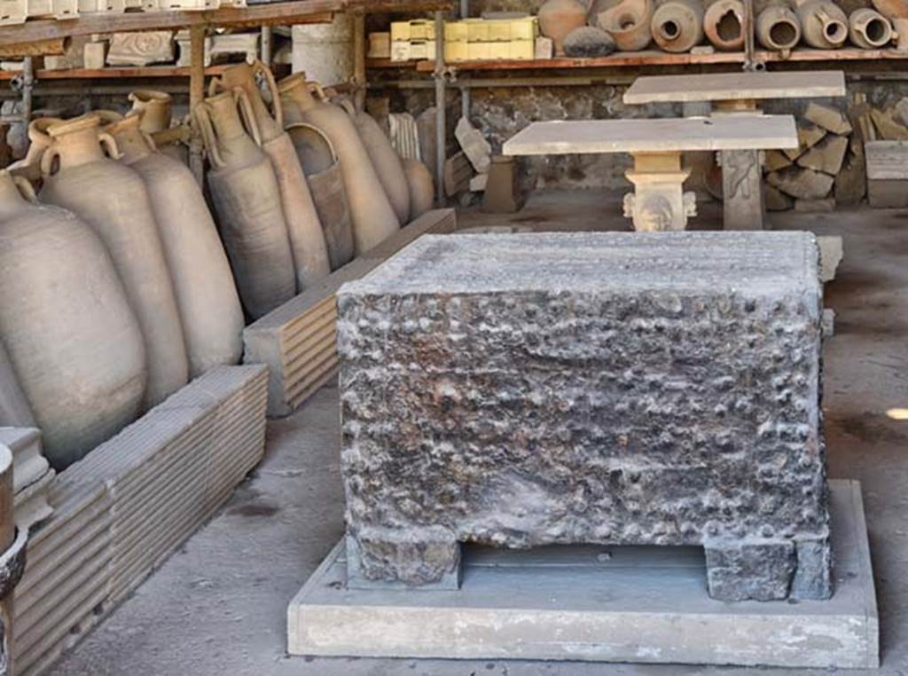 VII.7.29 Pompeii. April 2018. Items on display, including the arca or strong-box with marble monopodium tables behind. Photo courtesy of Ian Lycett-King.
Use is subject to Creative Commons Attribution-NonCommercial License v.4 International.
