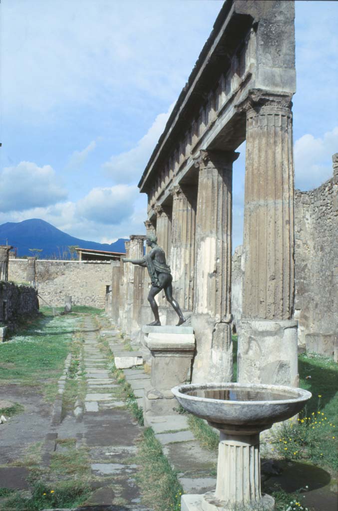 VII.7.32 Pompeii. October 1992.
Looking north along east side of colonnade. Photo by Louis Méric courtesy of Jean-Jacques Méric.