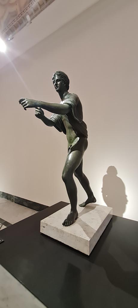 VII.7.32 Pompeii. April 2023. Bronze statue of Apollo about to shoot an arrow.
On display in “Campania Romana” gallery in Naples Archaeological Museum, inv. 5629.
Photo courtesy of Giuseppe Ciaramella.