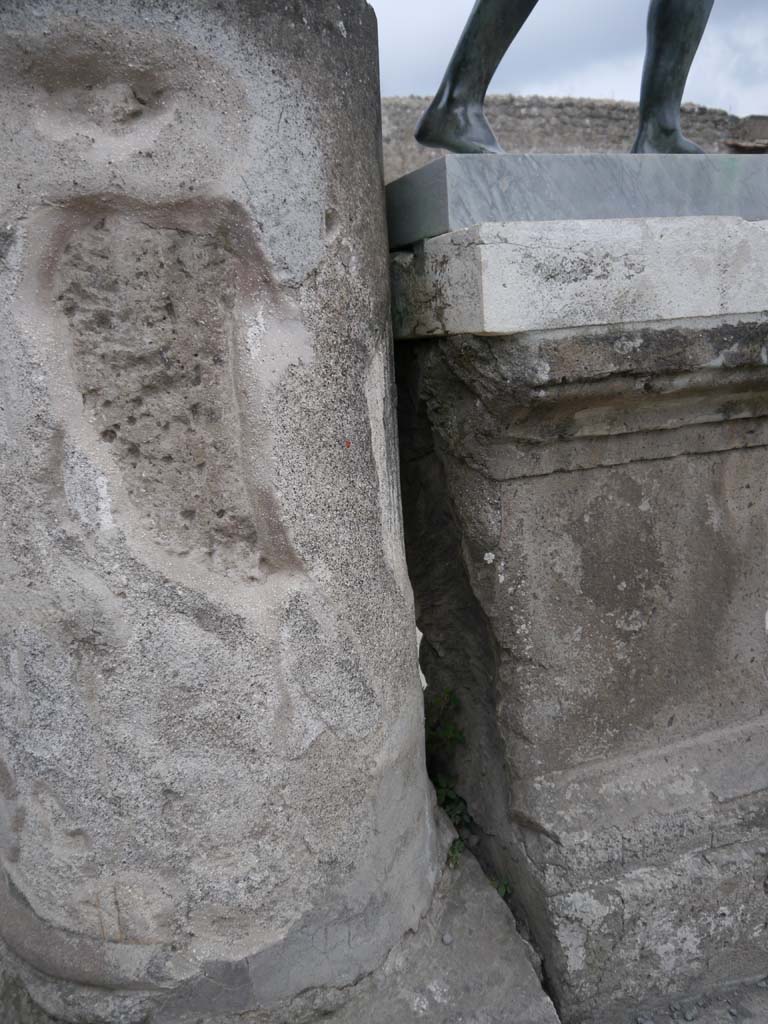 VII.7.32, Pompeii. September 2018.
Detail of column at rear of statue base with Apollo, on east side of Temple.
Foto Anne Kleineberg, ERC Grant 681269 DÉCOR.