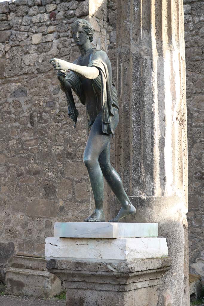 VII.7.32, Pompeii. December 2018.
Statue of Apollo on east side of Temple of Apollo. Photo courtesy of Aude Durand.