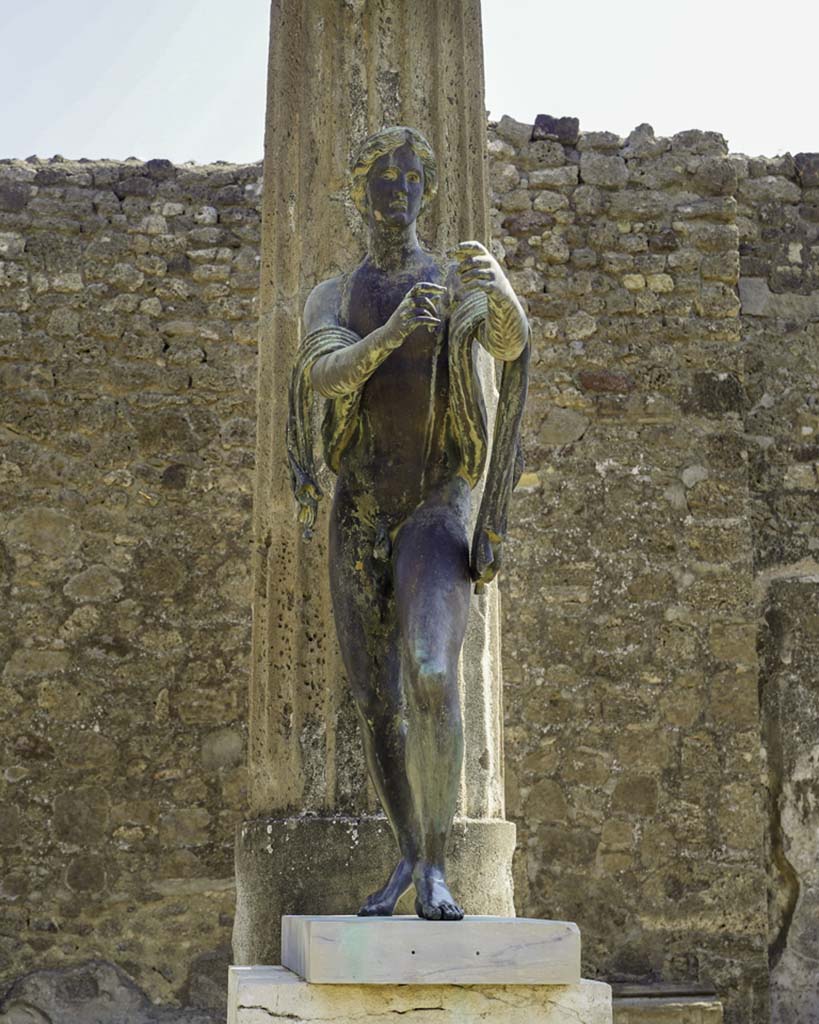VII.7.32 Pompeii. August 2021.
Statue of Apollo on east side of Temple of Apollo, in front of the third column. Photo courtesy of Robert Hanson.
