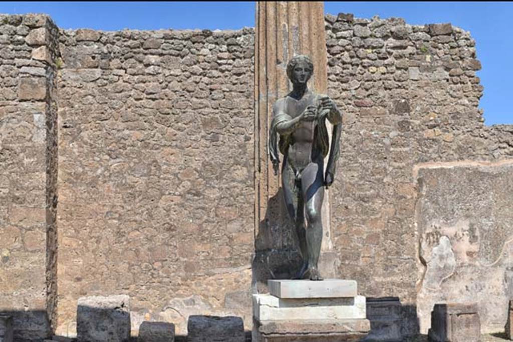 VII.7.32 Pompeii. April 2018. Looking towards east side of Temple, and statue of Apollo.
Photo courtesy of Ian Lycett-King. Use is subject to Creative Commons Attribution-NonCommercial License v.4 International.