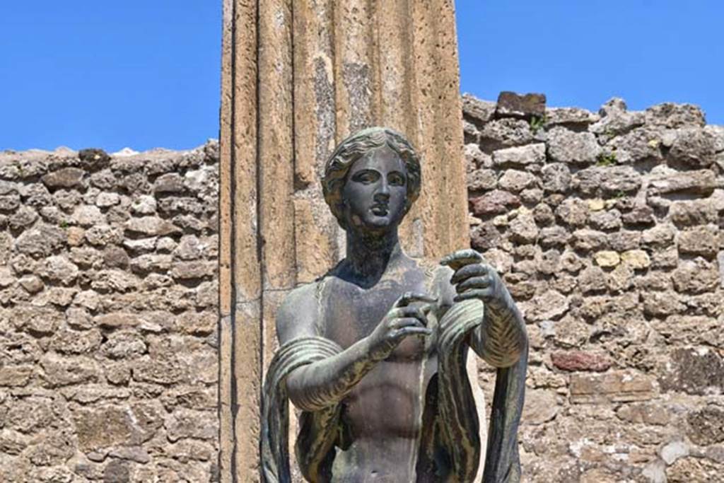VII.7.32 Pompeii. April 2018. Detail of statue of Apollo. Photo courtesy of Ian Lycett-King.
Use is subject to Creative Commons Attribution-NonCommercial License v.4 International.